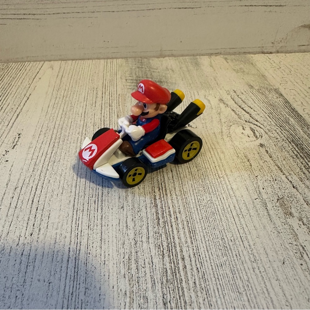 2018 Nintendo Mattel Hot Wheels Mario Kart Racer Die-Cast Toy Car Vehicle -MARIO